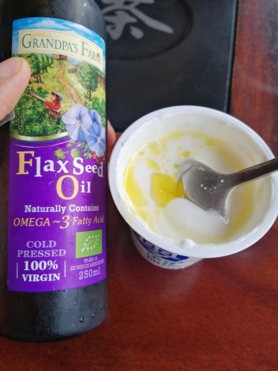 晚餐前先喝一杯酸奶 亚麻籽油 巴德维饮食法其实非常简单,就是必须