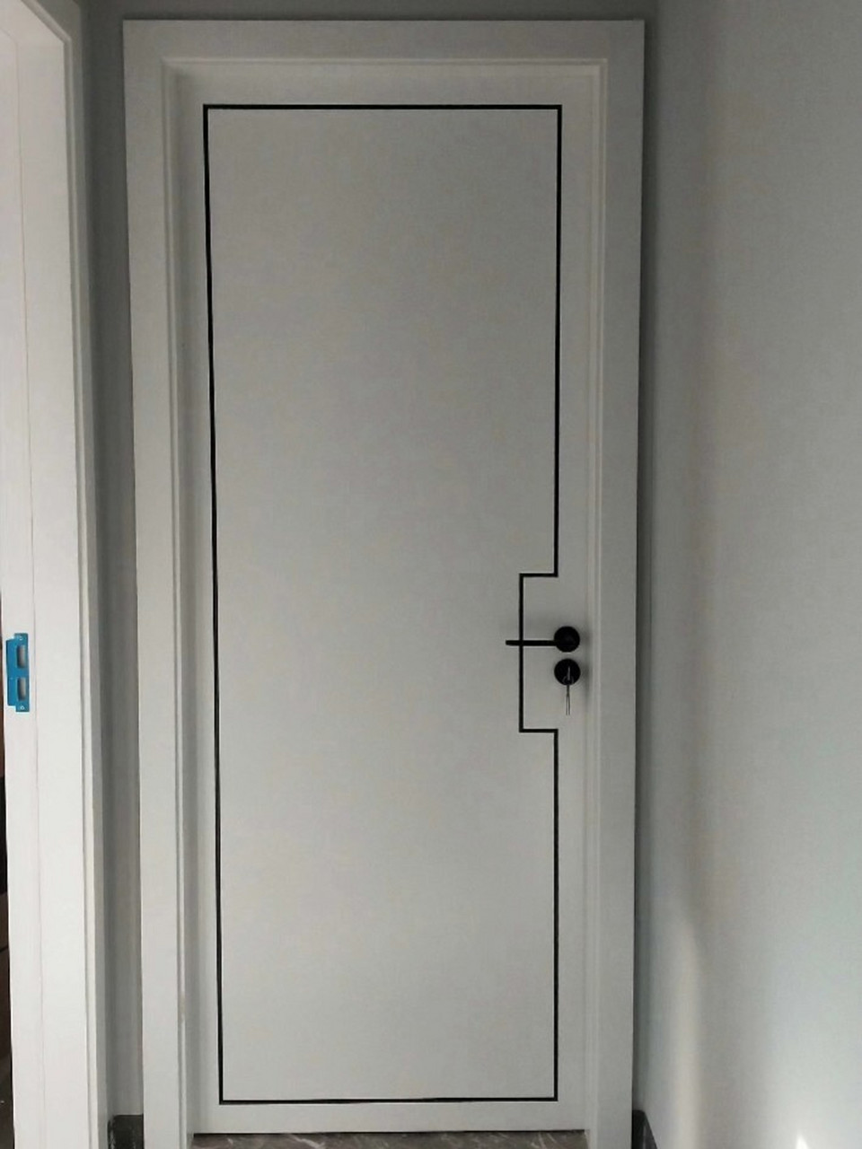 平雕橡木门,常规颜色是木纹色,可以做白色,灰色,黑色等实色,也可以做