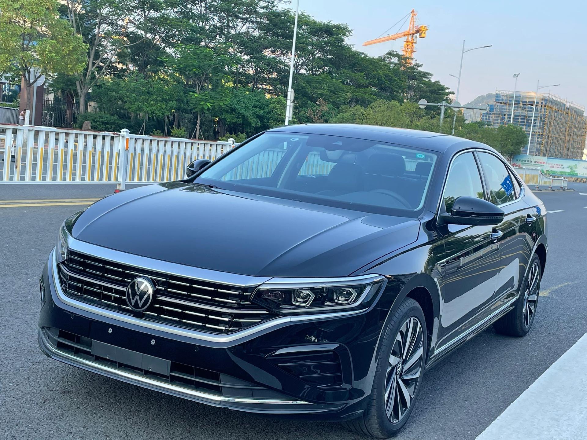 2022年大众帕萨特,最新款330豪华版,矩阵大灯流水转向,全景天窗,记忆