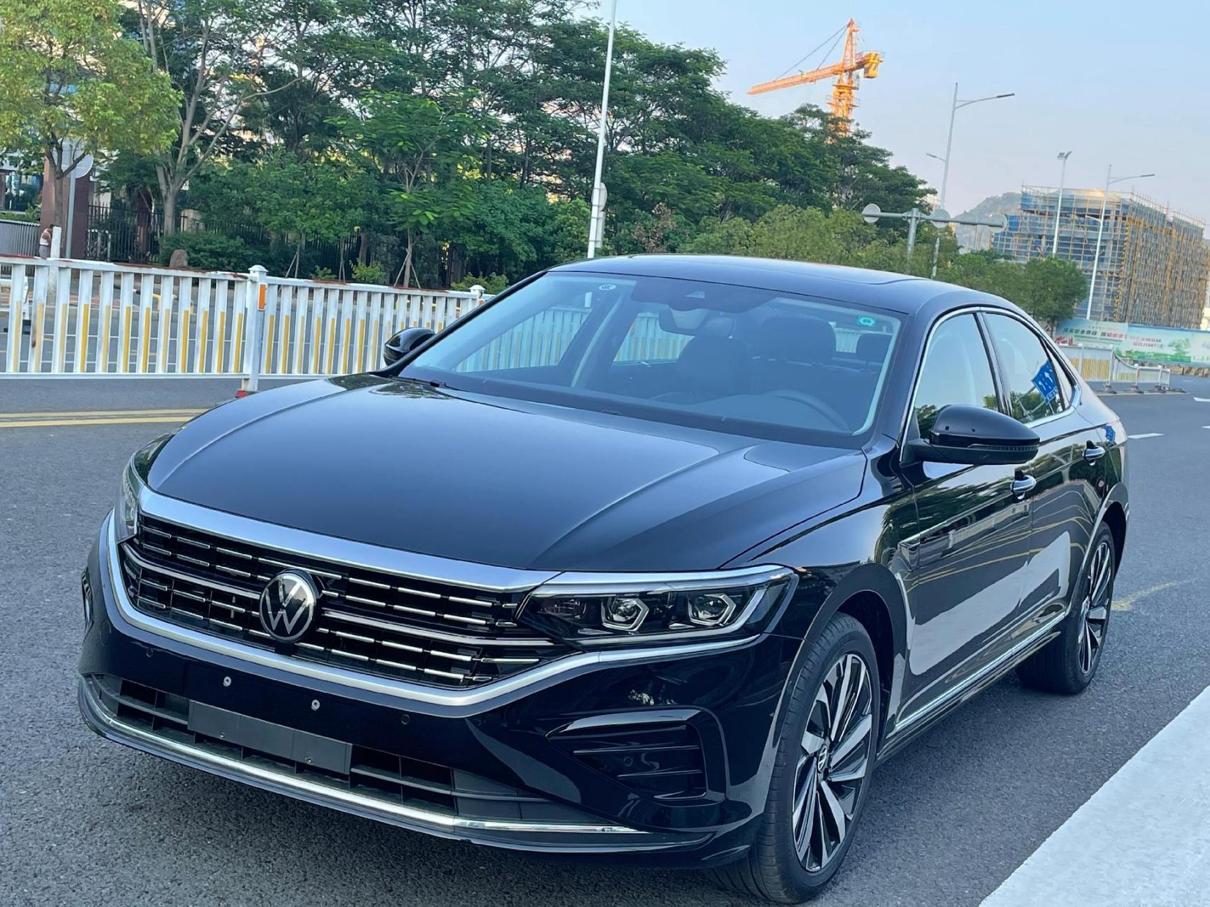 2022年大众帕萨特,最新款330豪华版,矩阵大灯流水转向,全景天窗,记忆