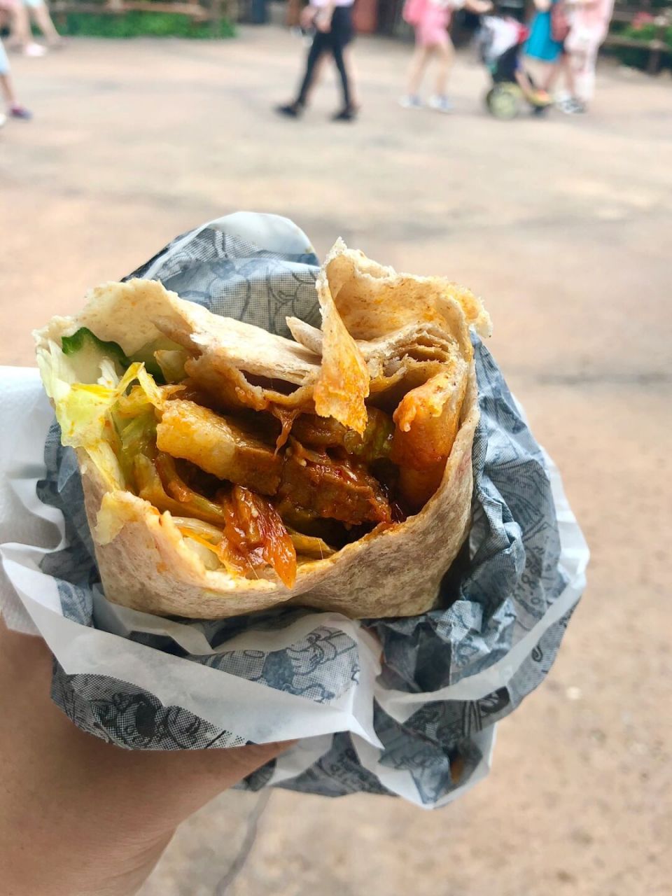 迪士尼必吃牛肉泡菜卷!满满的肉真的超过瘾,巨管饱!坐标探险岛!