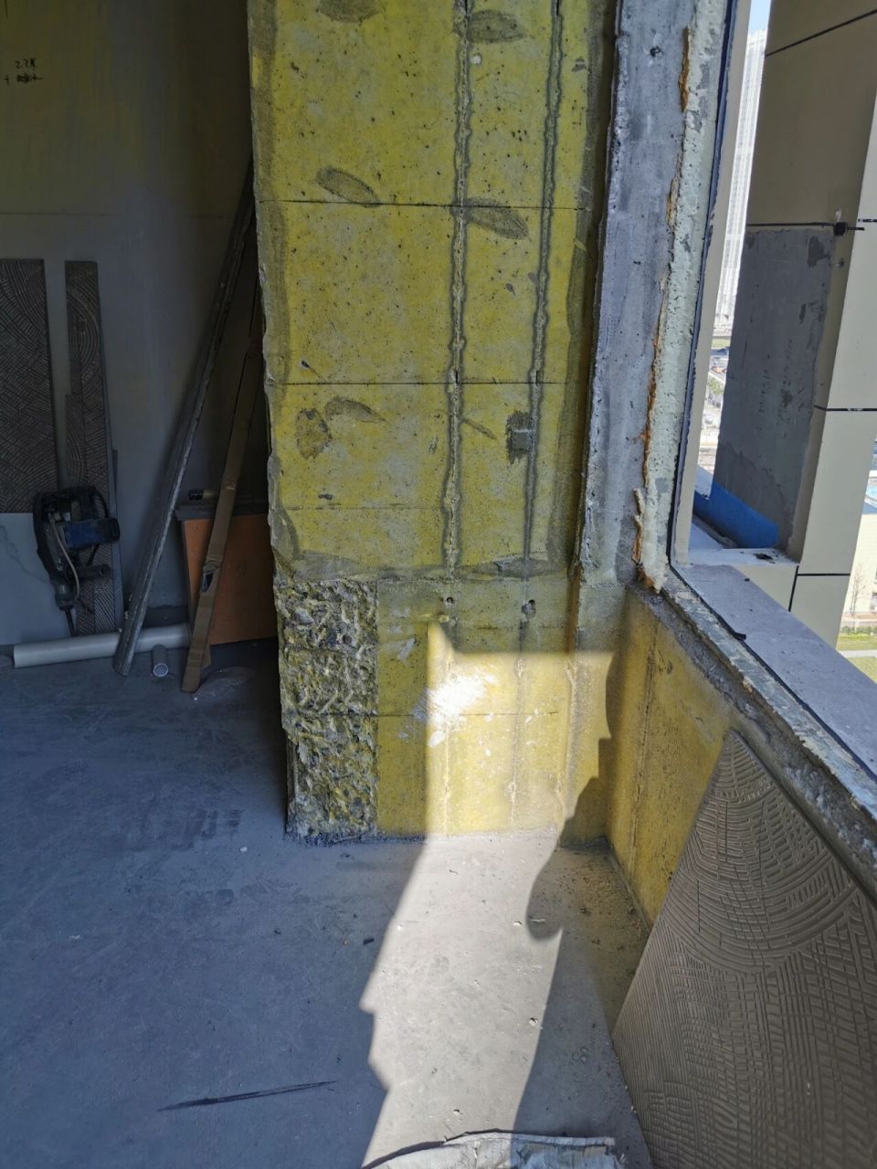 请教结构设计师,这个反梁可以砸掉吗?