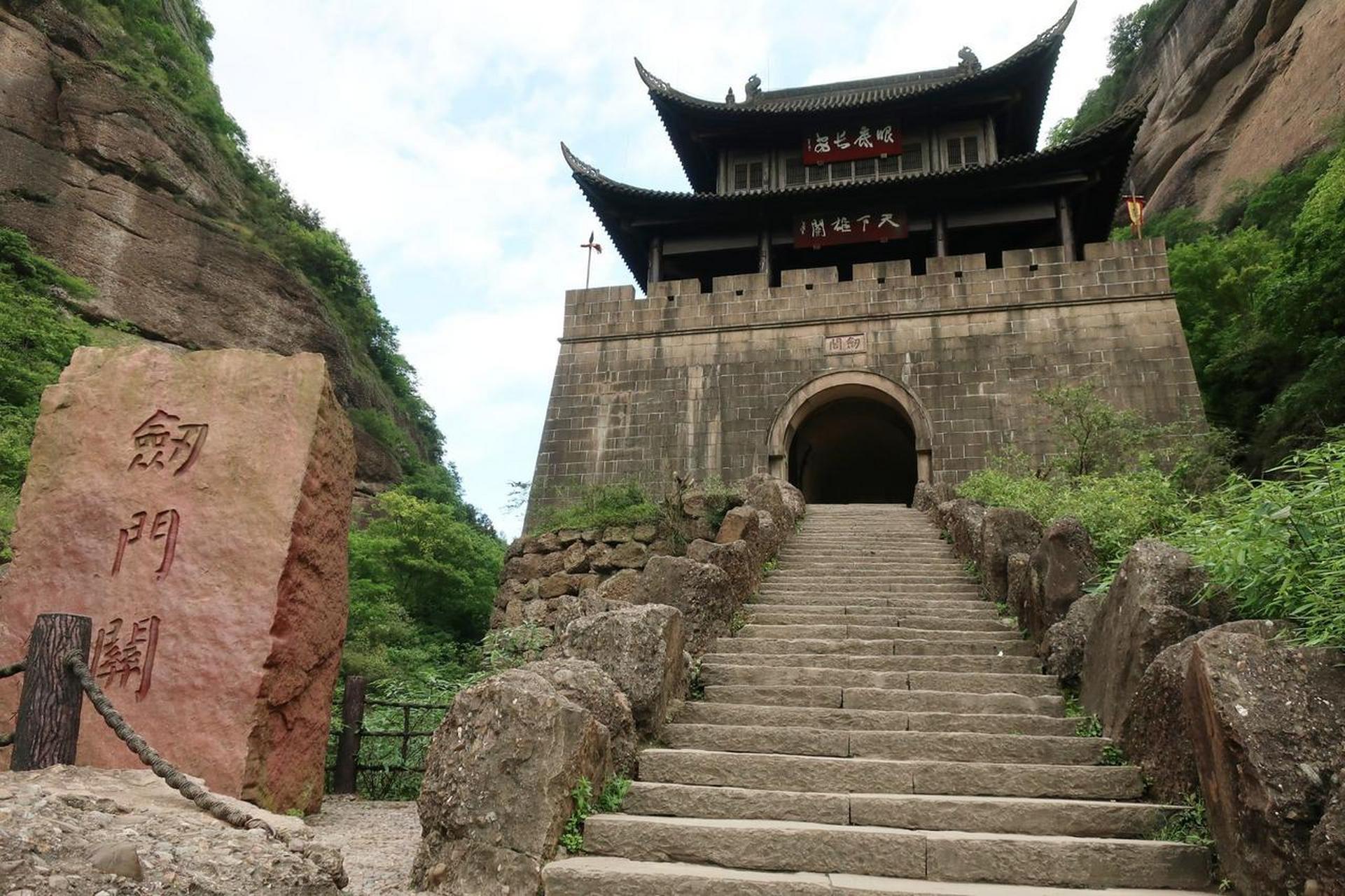 剑阁栈道是三国时期诸葛亮为了巩固统治,加强边防而在剑山上开凿的