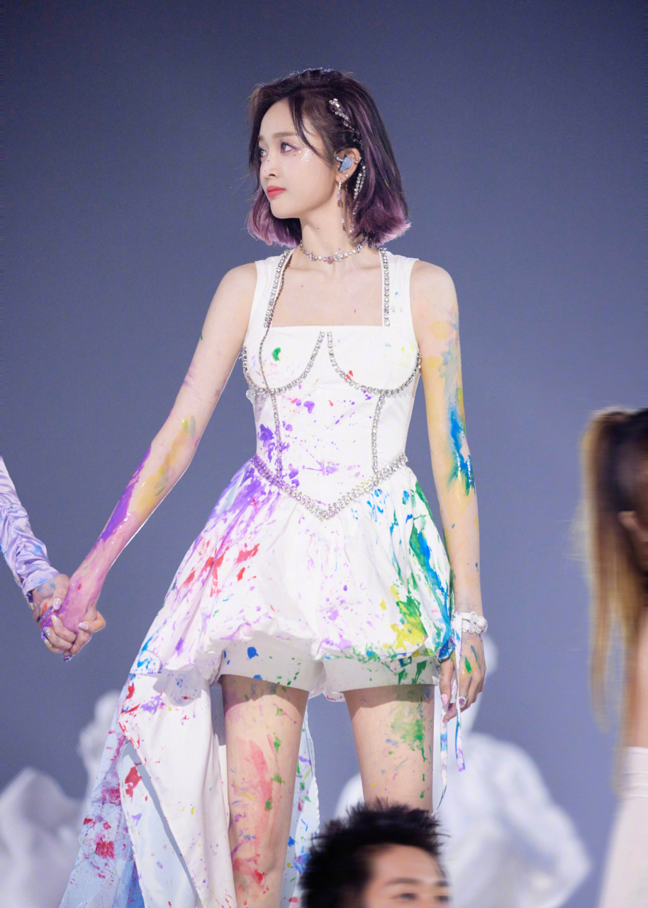 吴宣仪 周洁琼赤脚同台 上台5分钟 洗脚半小时