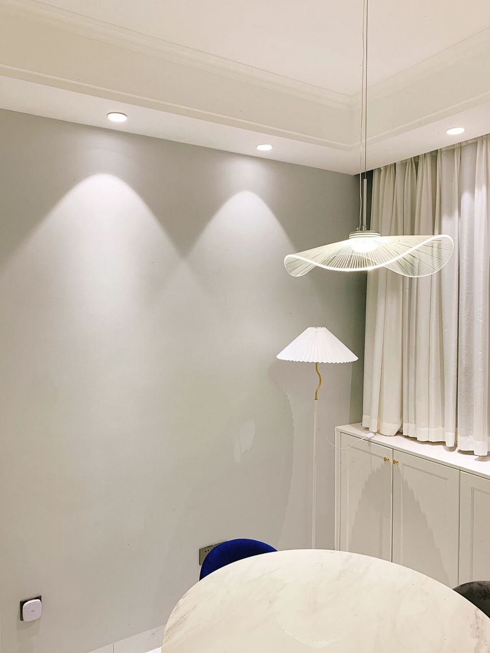 小山丘射灯跟筒灯的对比 4年前装修的时候大部分人都是用筒灯的 在