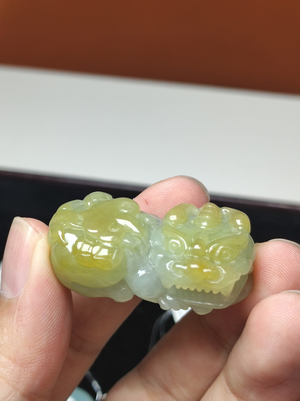 霸王貔貅头横身正,头部和身体呈九十度角,为"回头"造型,头横代表人无