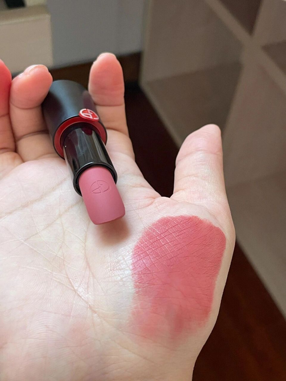 阿玛尼红黑管105黄皮试色  粉调干枯玫瑰色 厚涂会带点豆沙色 很抵嗲