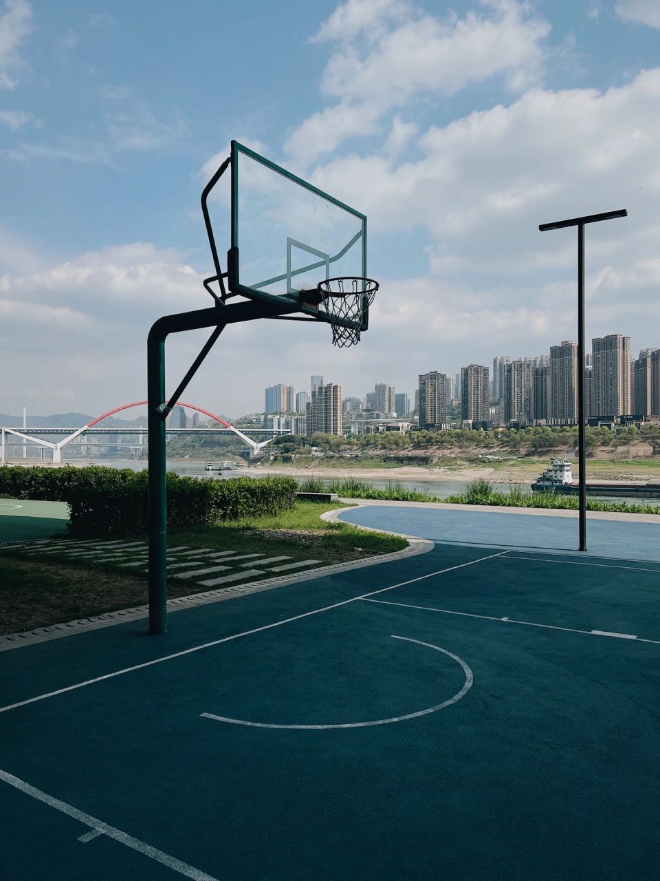 是重庆最美江边篮球场了 — 第一次过去确实被风景种草,在菜园坝水果