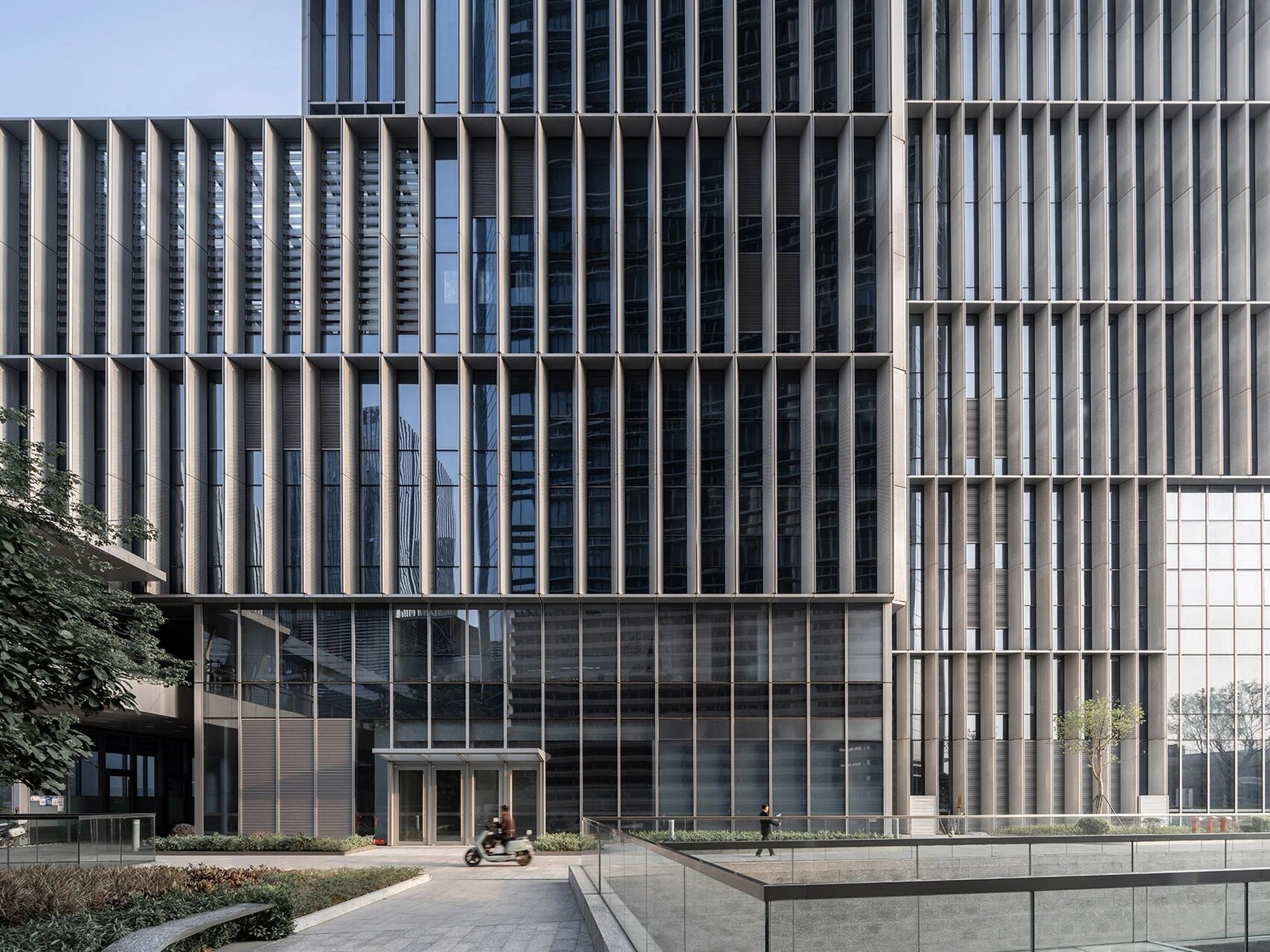 中国深圳/顺丰总部大厦 96大厦主体塔楼高200余米,四个附加体量错落