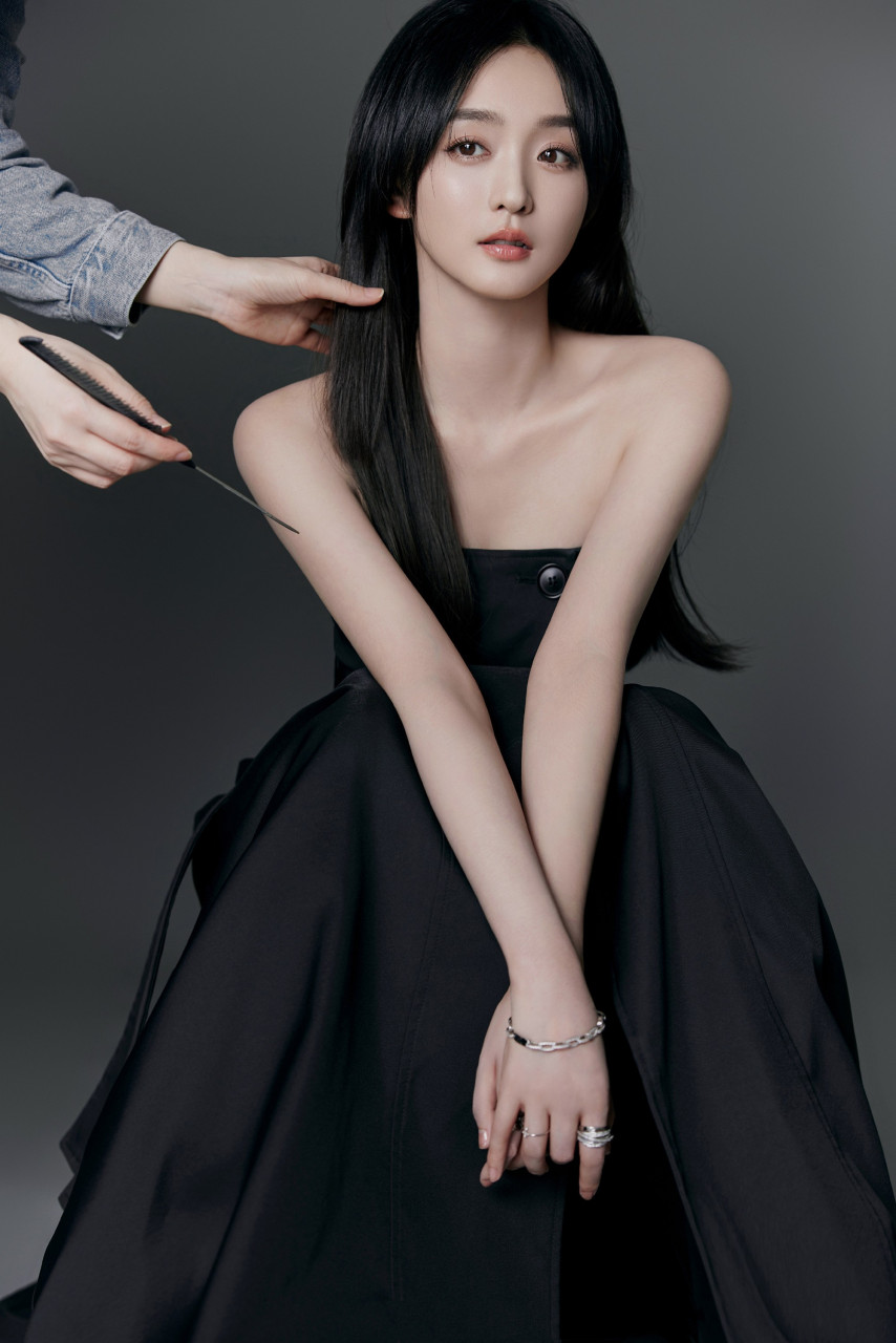 何泓姗的一组黑色写真,精致迷人