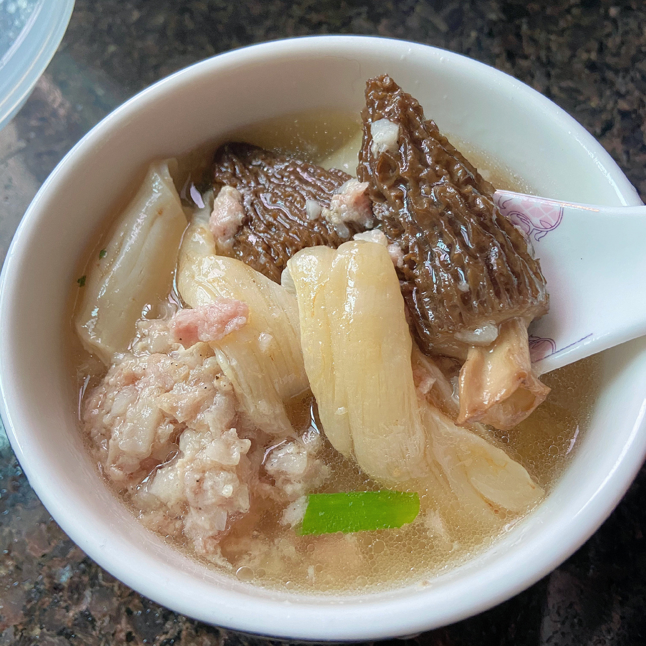 羊肚菌淮山花胶汤～ 客家菜里有道汤,叫土猪山泉水汤,就是简单的一块