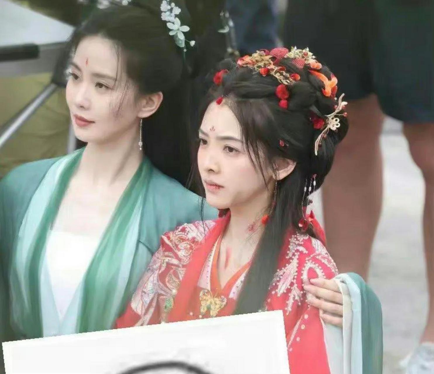 章若楠以前说撞脸章泽天,章泽天被说像刘亦菲,刘诗诗和刘亦菲也彼说