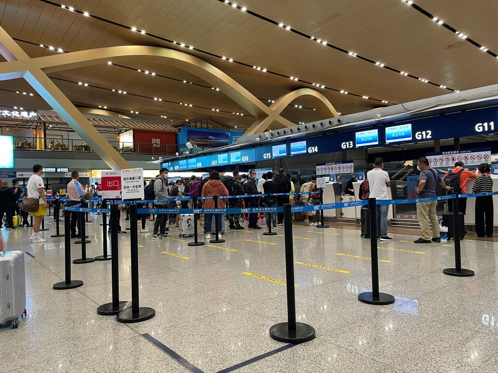 点的长水机场 办理值机和托运的速度很快(找到一个排队少的值机柜台)