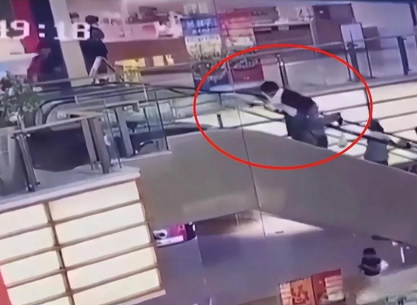 男子在合肥一购物中心坠楼身亡看样子是轻生,一个大男人怎么可能从