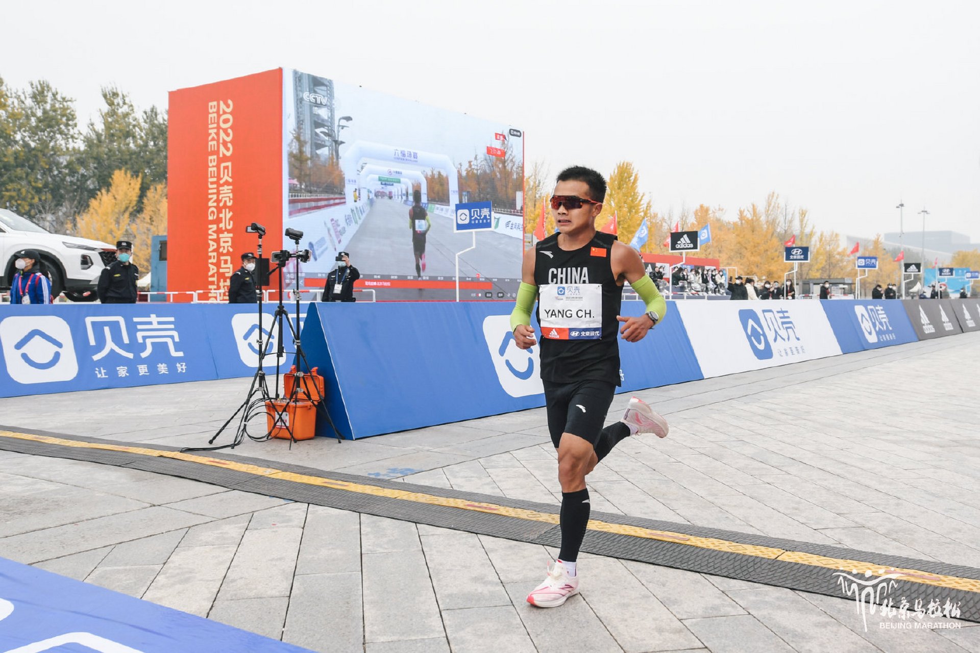 杨春龙 获得2022北京马拉松亚军!