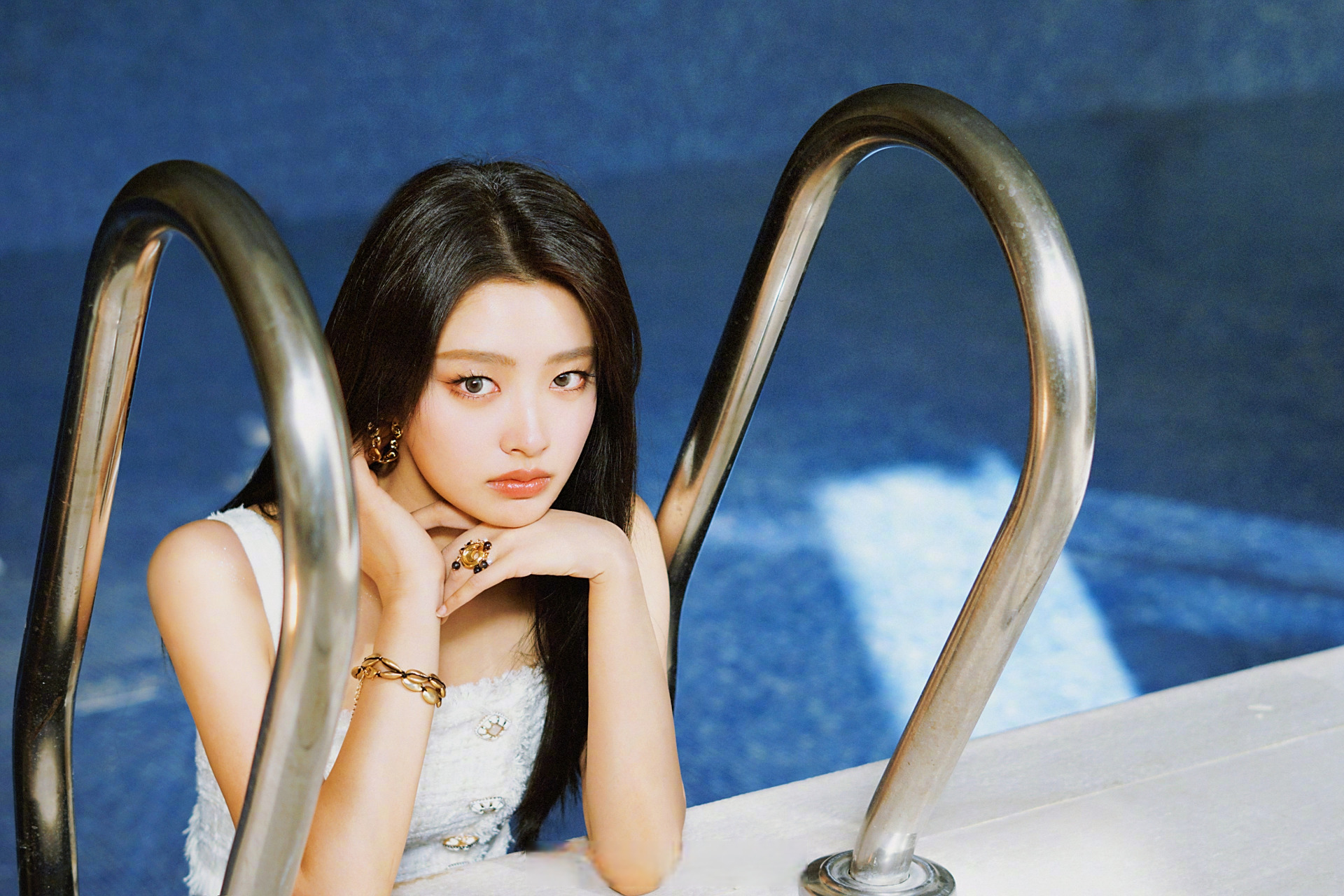 徐若晗蜜桃妆# @徐若晗cici 蜜桃清透妆容感,眼神中满满故事感,时尚