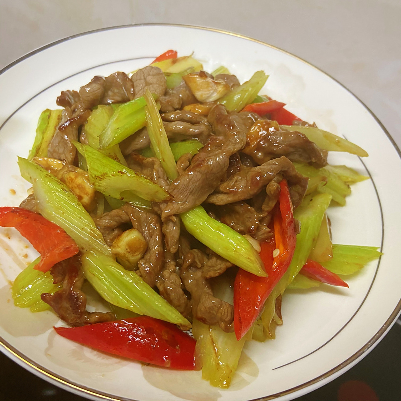 家常菜(2)西芹炒牛肉 西芹和牛肉一样,含铁量高,有养血补铁和降脂降糖