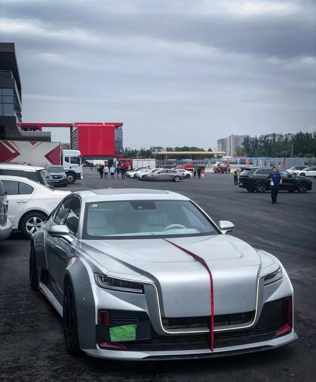 不敢相信吧,这是辆红旗都说原厂是素颜,改装就像化妆,你们觉得这改的