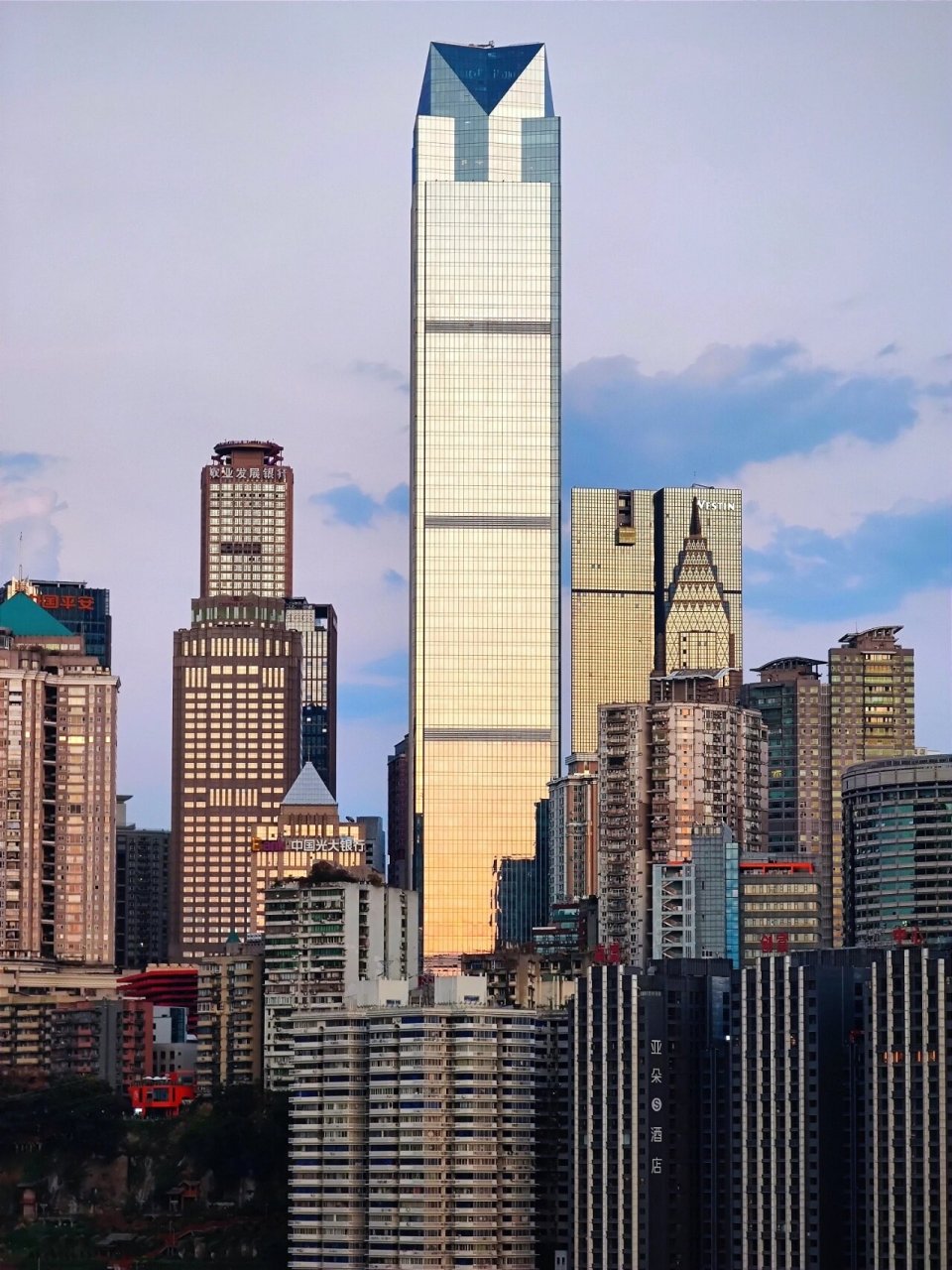 重庆最美摩天-环球金融中心wfc 来福士广场在重庆人心中充满了争议,但