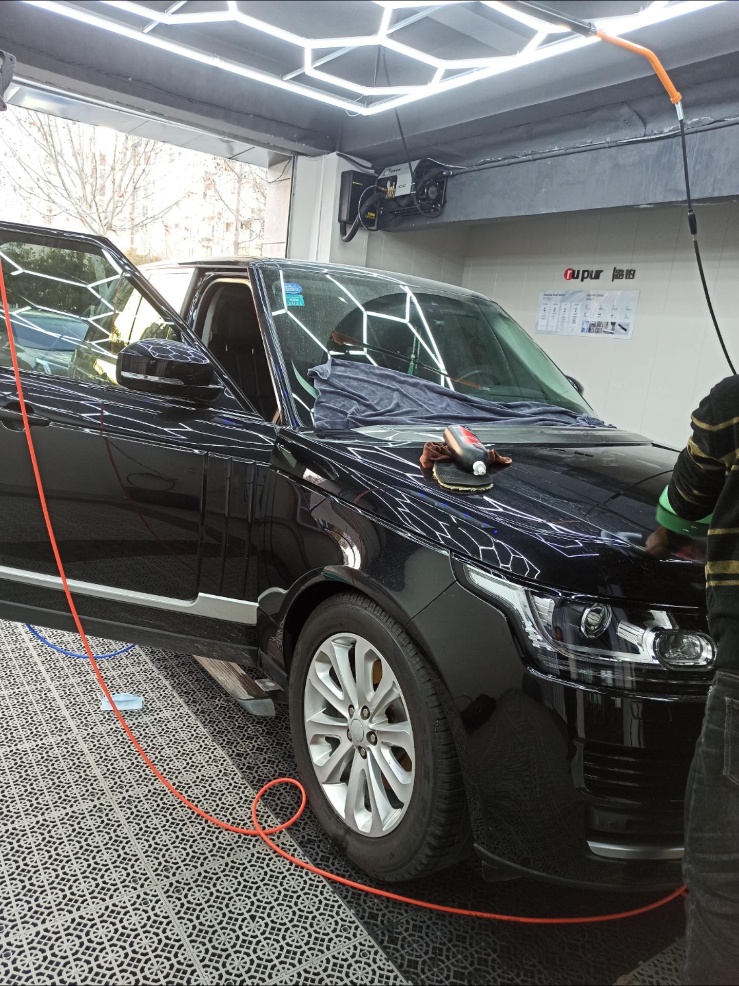 路虎揽胜 漆面还原 十年前的老客户来咱的小店做个漆面修复,姐姐必须