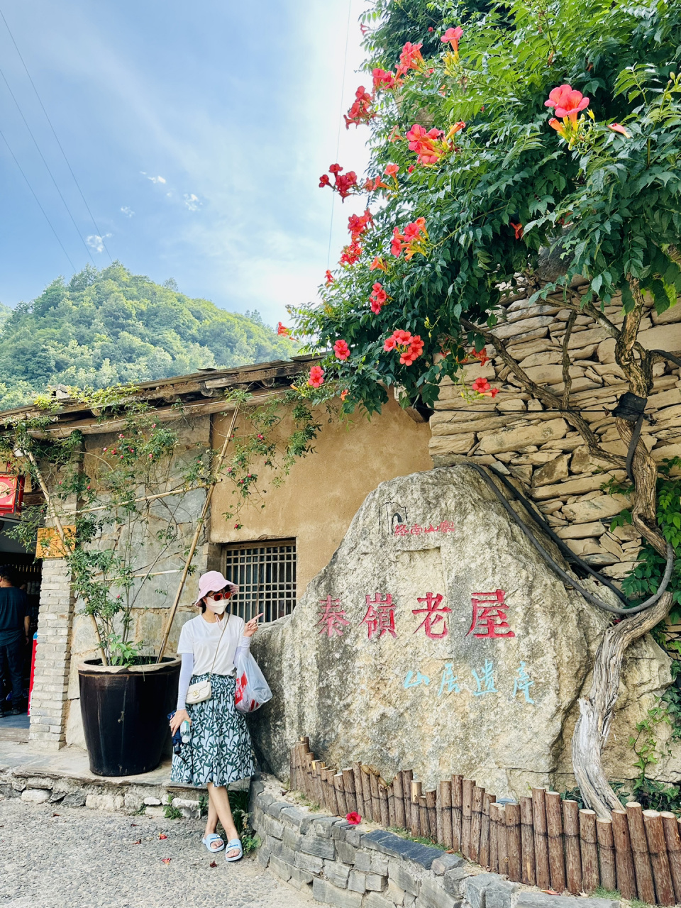 终南山寨在商洛柞水县,从西安曲江开过去大概1个半小时,吃喝玩乐应有