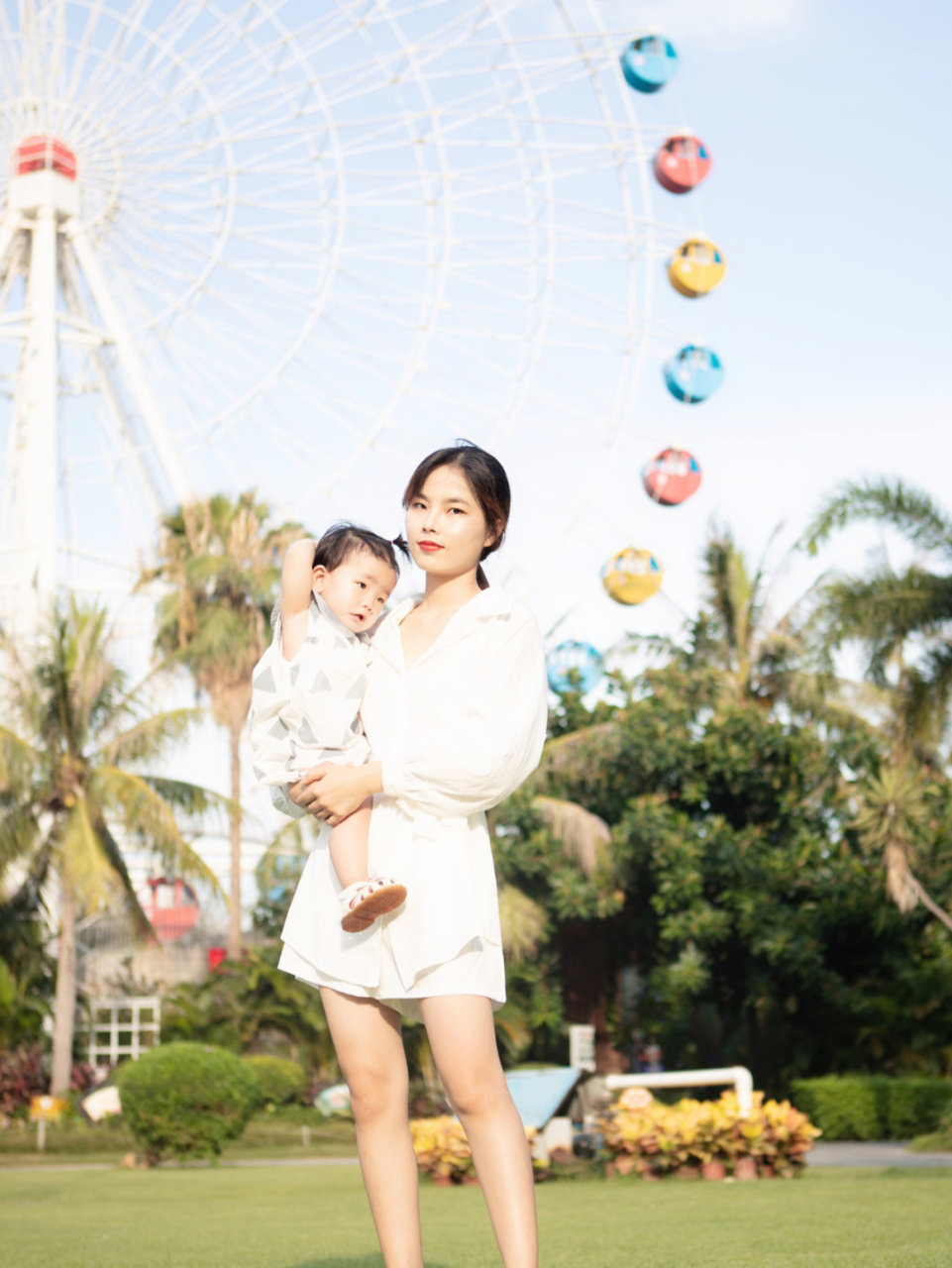 其实一直想一家三口坐一次摩天轮99感觉超浪漫的,奈何我恐高,真的是