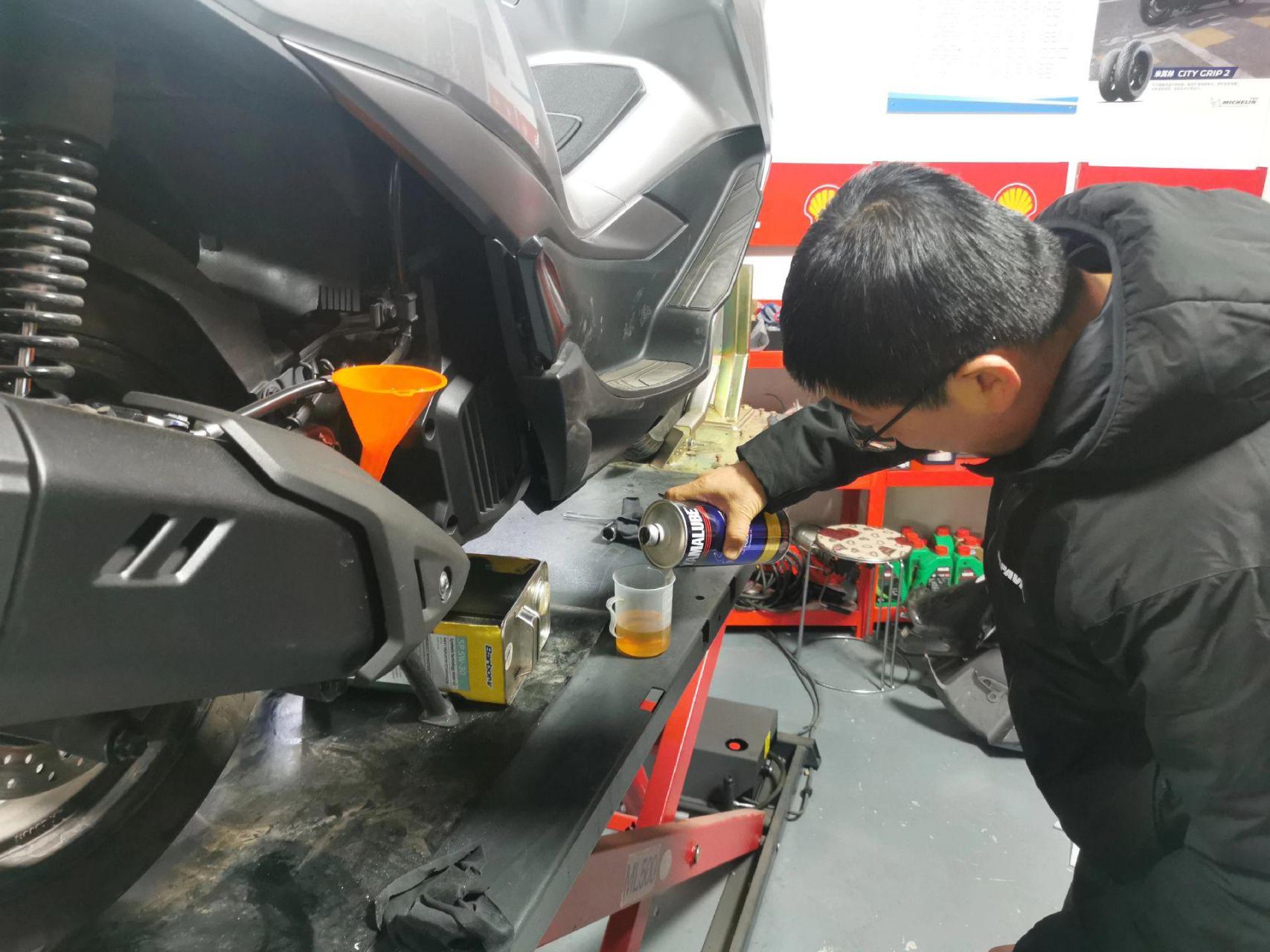 豪爵uhr150保养,更换雅马哈sl10w-40机油