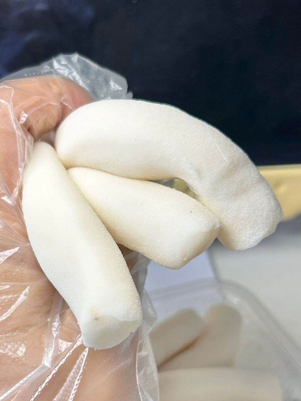 这玩意叫如意糕,是江西特产,糯叽叽软乎乎的裹了一层糯米粉,还蛮好吃