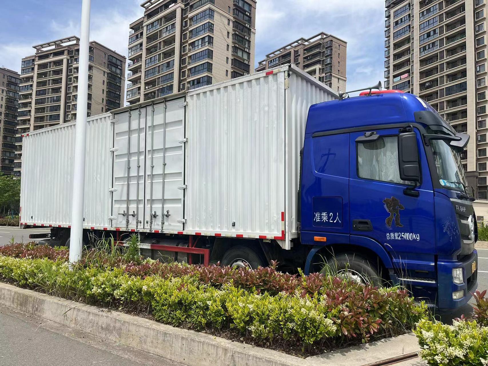 京牌九米六飞翼厢式货车,18年11月份车欧曼gtl国五车,保险到十一月份