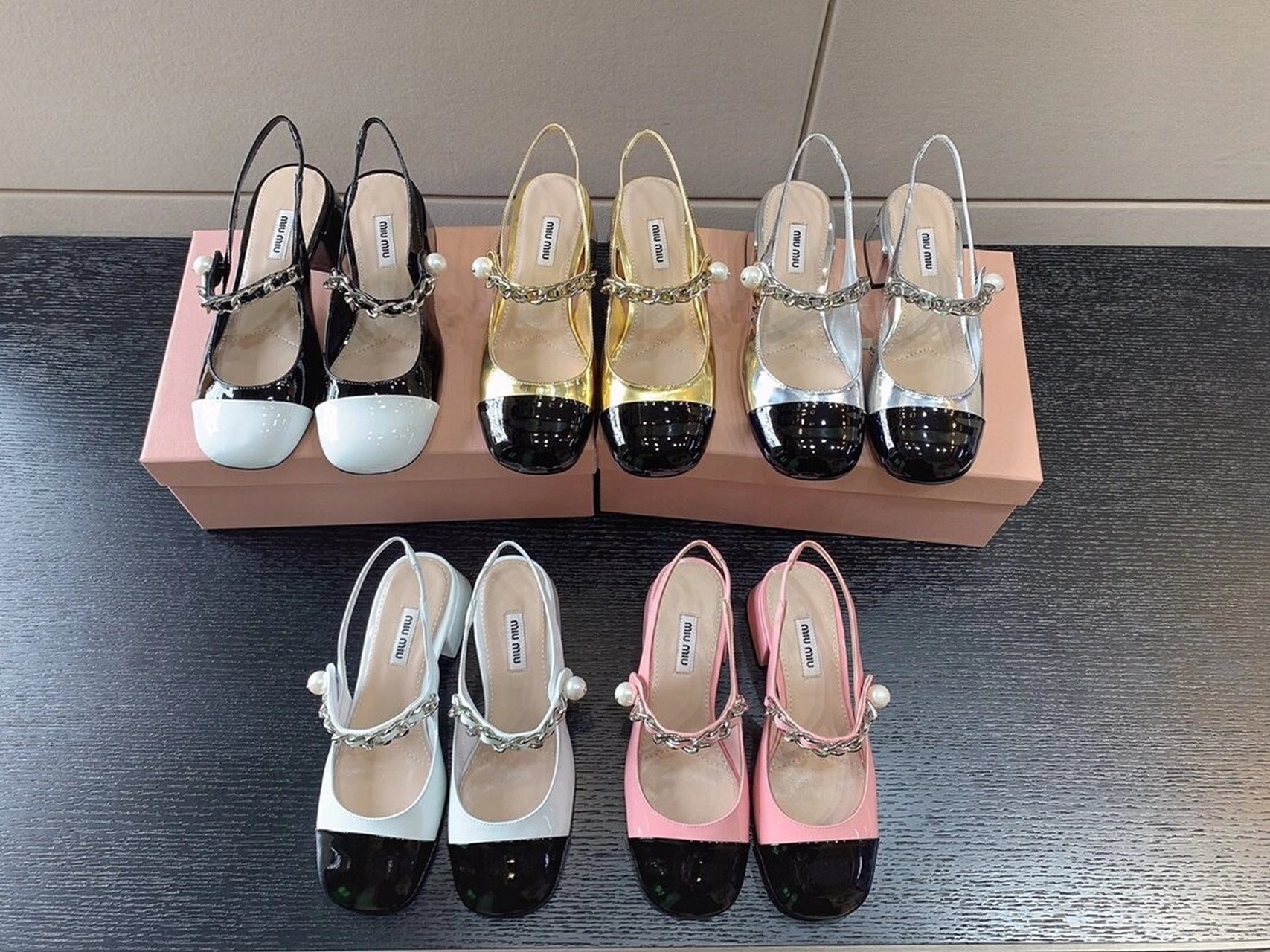 miumiu 主推款玛丽珍系列凉鞋 极具miu系风格的设计 又有个性装扮的