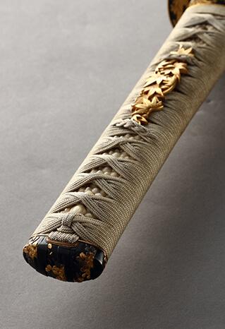 日本刀装具欣赏(拵こしらえ):金梨子地家纹散莳绘鞘饰太刀拵(出鲛柄)