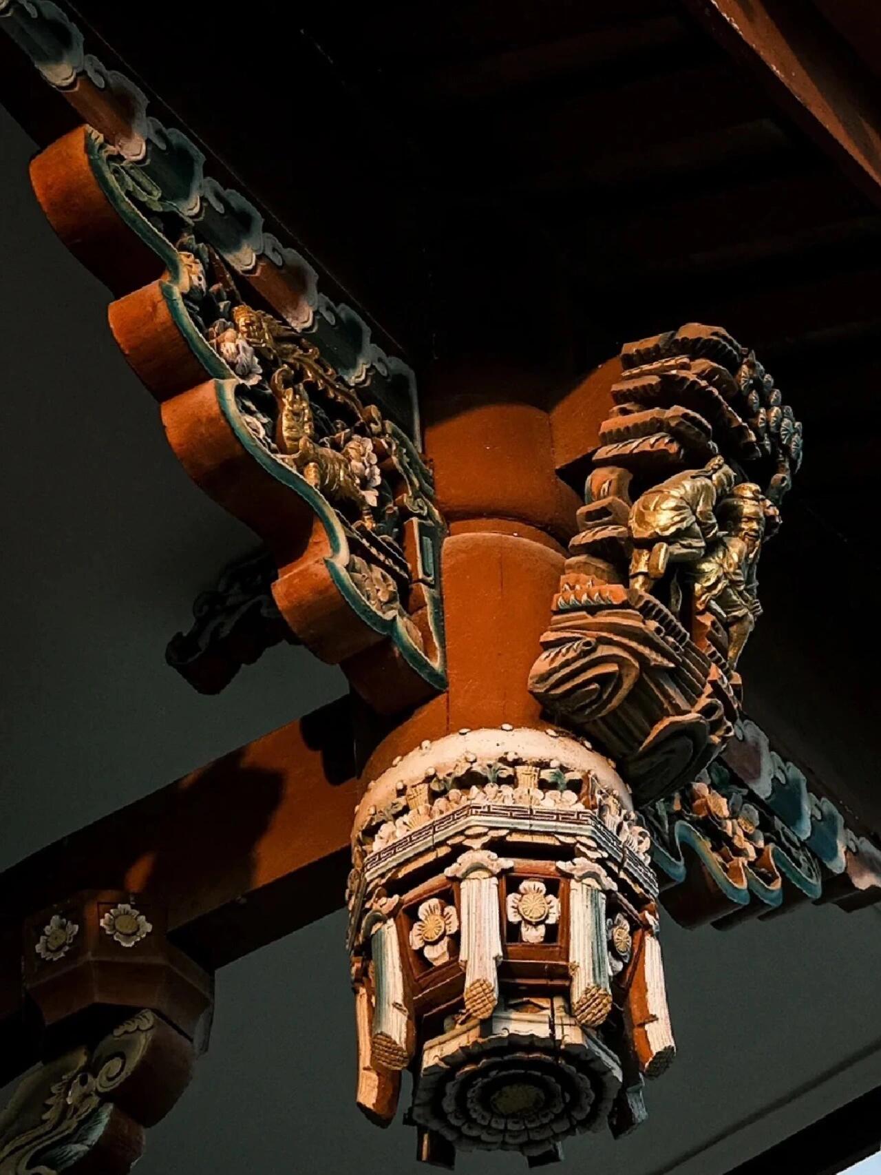 木雕垂花柱 ◎ ◎ 垂花柱,俗称垂莲柱,垂柱,是一对短柱,因半悬式