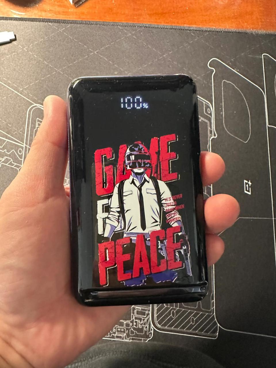 最近在用的这款磁吸充电宝,专为iphone设计的,1万毫安容量能给14pm