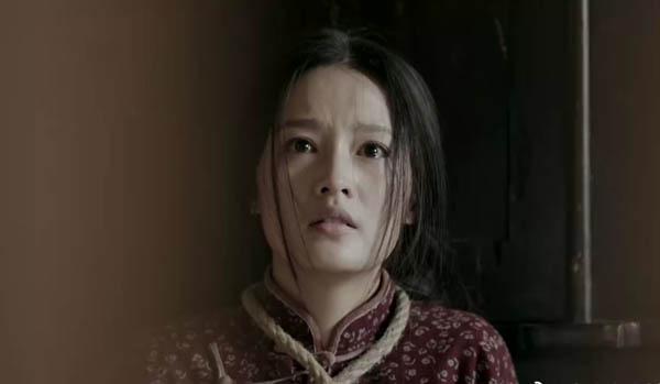 美艳的田小娥在破窑洞里摸黑爬上了炕,这时,她的公公鹿三突然推门进来