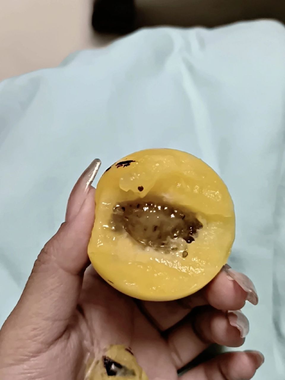 人参果心变黑了能吃吗 如图,外边看着好好的一点