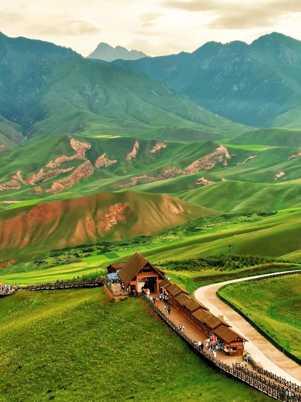 祁连山草原 祁连山草原曾是游牧民族的放牧之地,一直是北方水草最丰富