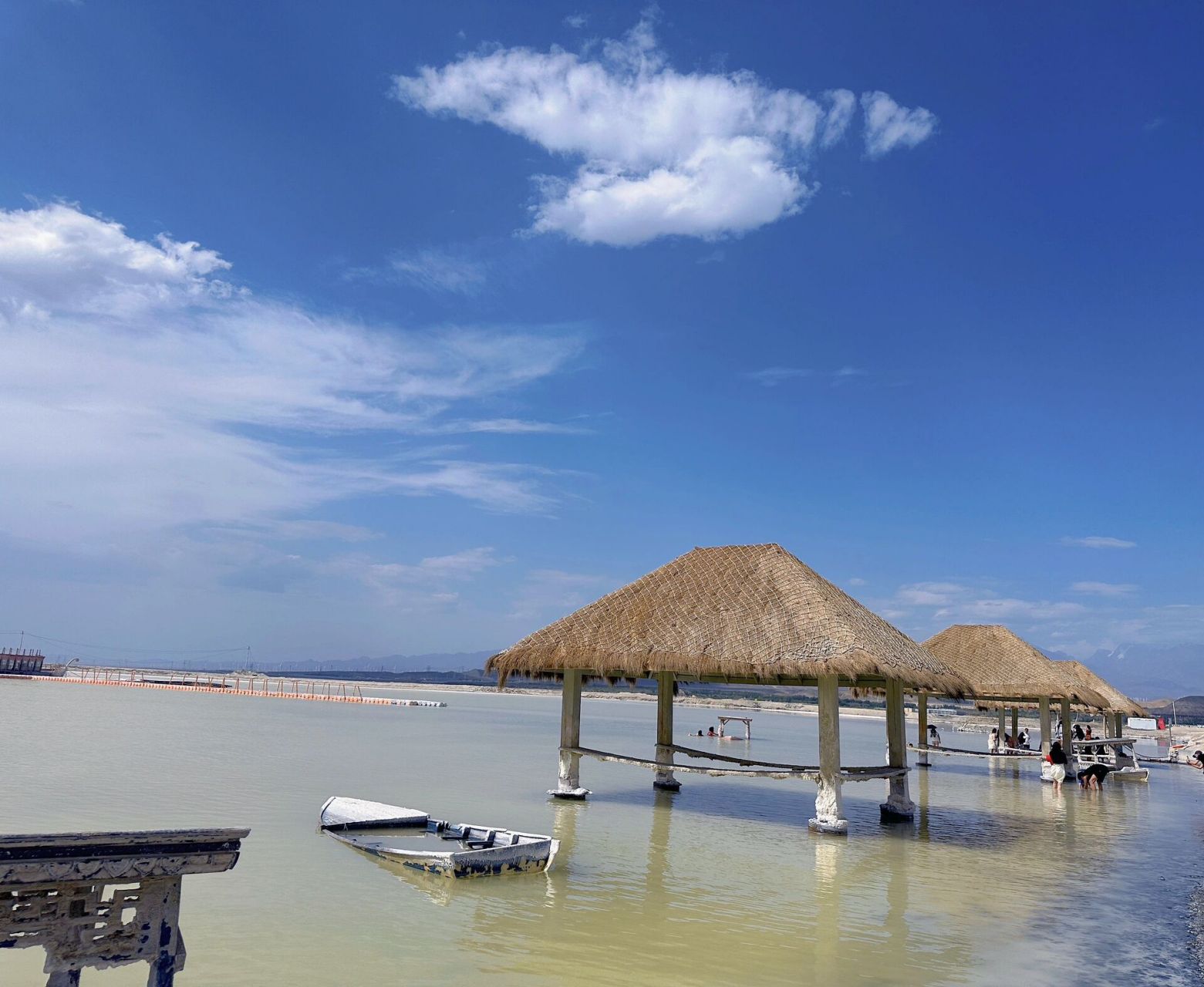 乌鲁木齐旁边,达坂城盐湖   达坂城盐湖就在乌鲁木齐市区车程1小时