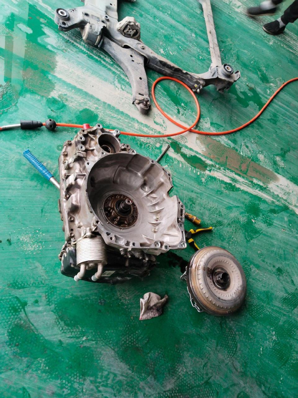 沃尔沃xc60  更换变速箱变扭器油封,顺便一道更换曲后油封