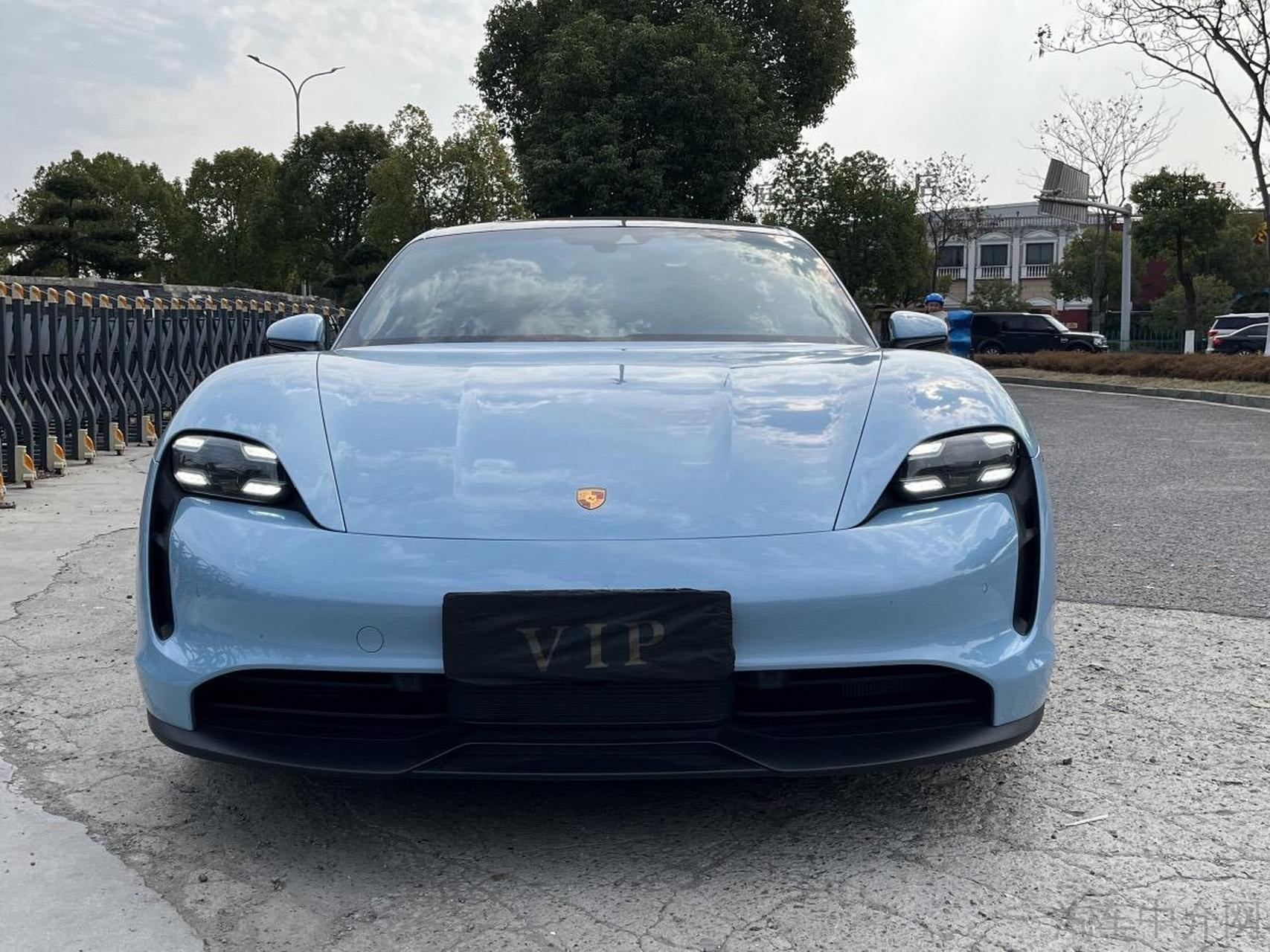 4万公里 燃料:电动 车况说明:保时捷taycan 冰晶蓝金属漆 双色真皮