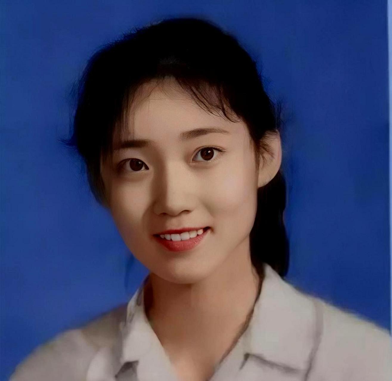 李修平是央视的一位优秀女主播,已经在新闻联播节目中工作了26年.