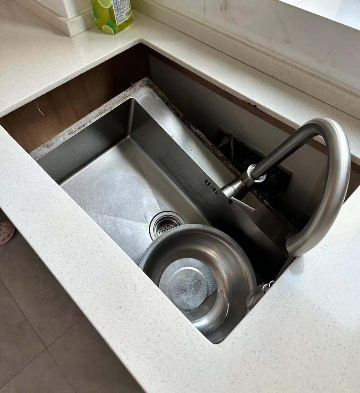 一直担心的事情还是发生了…台下盆突然脱落 才用了三年,价格也不便宜