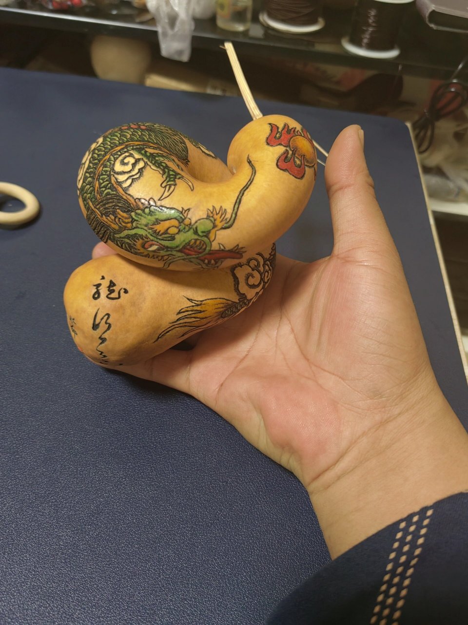 葫芦墨刻 墨刻葫芦是先用铅笔在葫芦上起稿,再用刻刀沿着铅笔稿刻掉