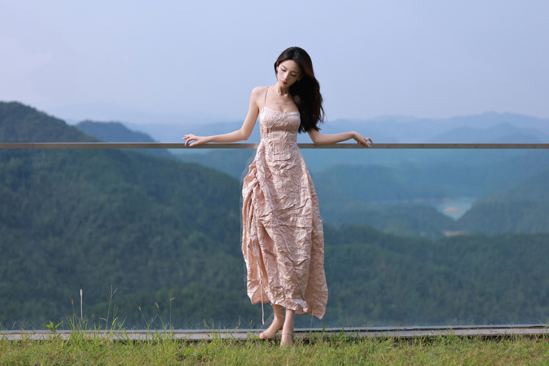 陈瑶全新写真大片:优雅明艳的姿态,卡布奇诺玫瑰既视感.