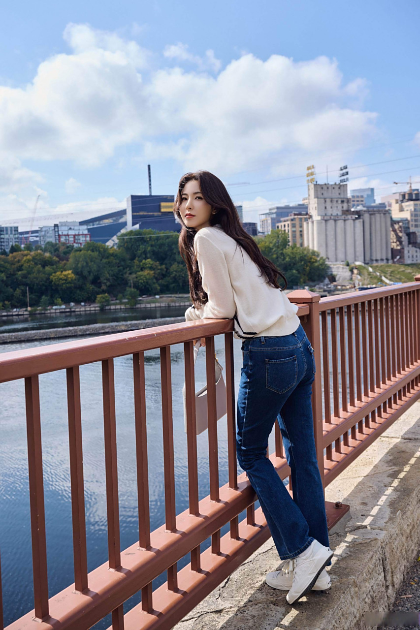 曾黎的穿搭公式# 今日ootd:圆领珠片针织上衣00 百搭微喇牛仔裤