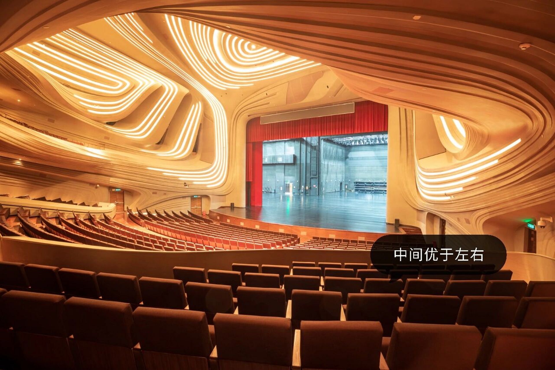 梅溪湖国际文化艺术中心大剧院有三层,共有1811个座位,一层座位1196个