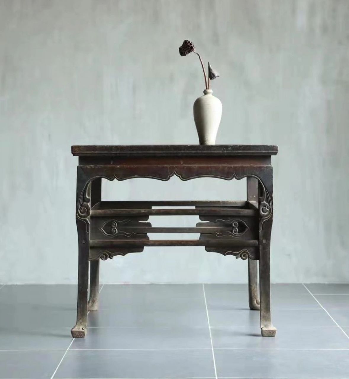 供桌:古代祭祀时的专用家具 桌类家具种类繁多,按形制来分,有方桌,长