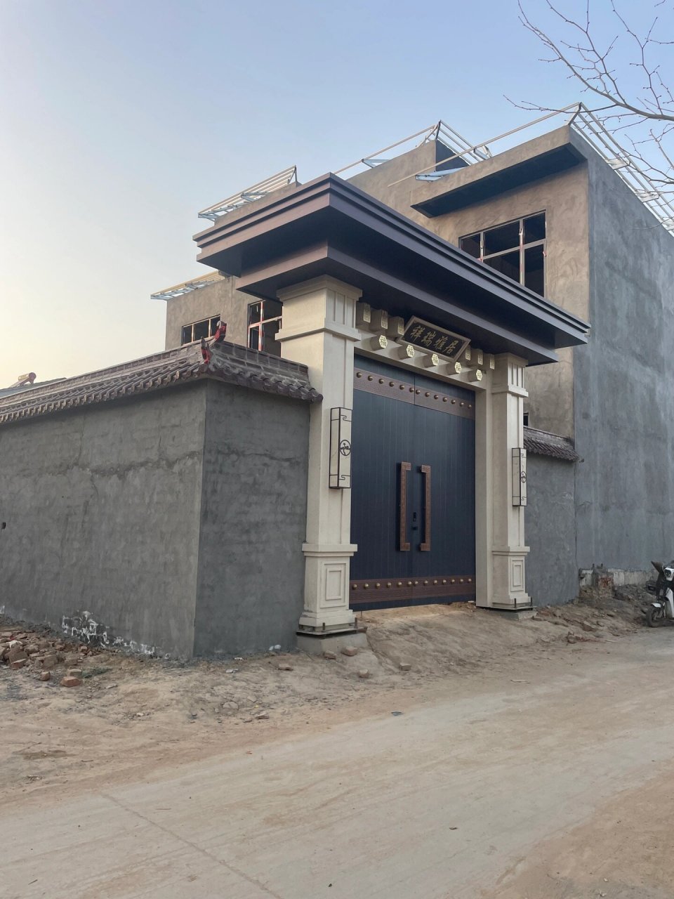 农村自建两层房子门楼应该怎样建 此款门楼位于周口市扶沟县 简约双层