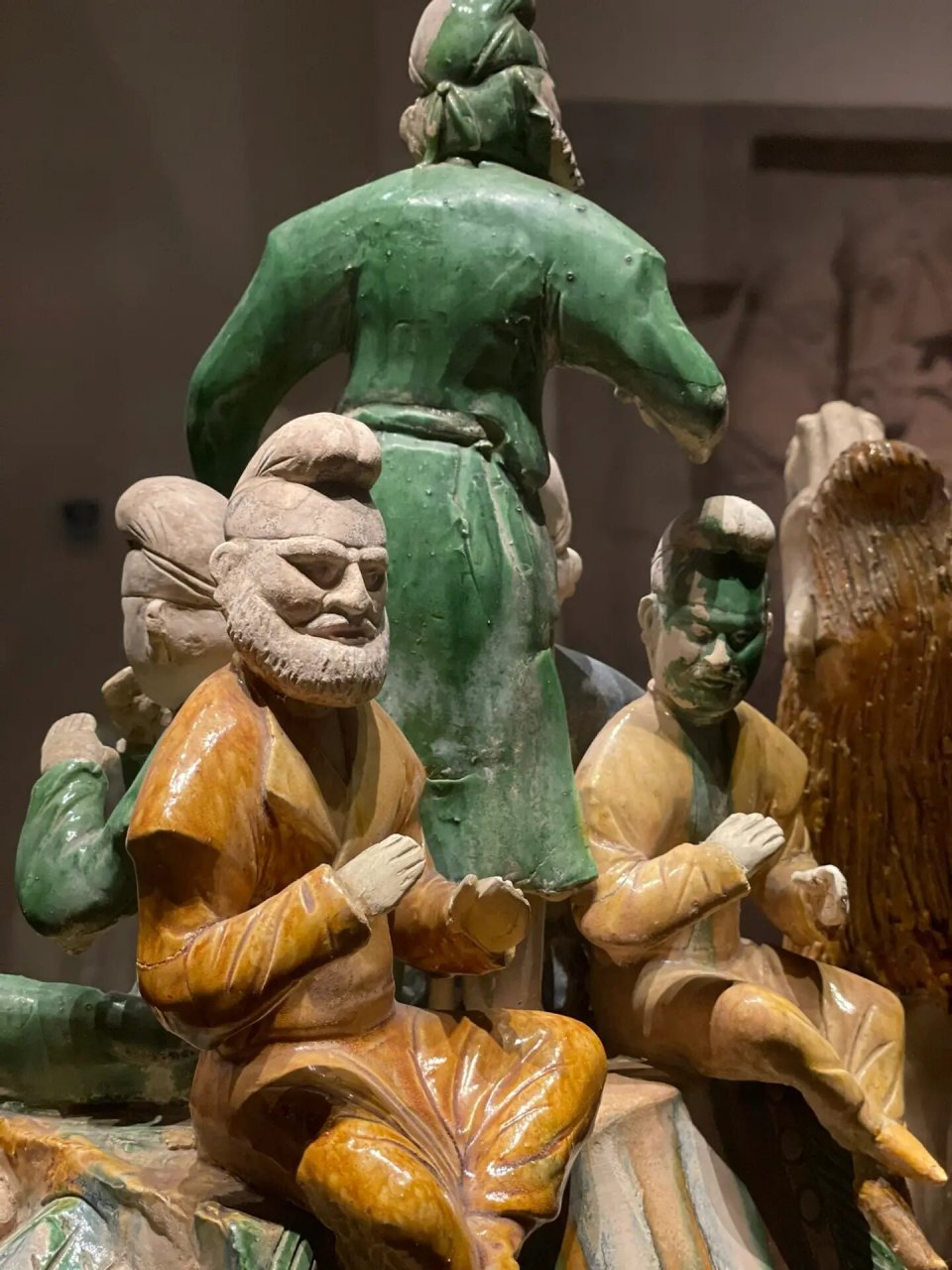 06唐代陶骆驼载乐舞三彩俑,也称为唐代骑驼乐舞三彩俑,唐代陶器,于