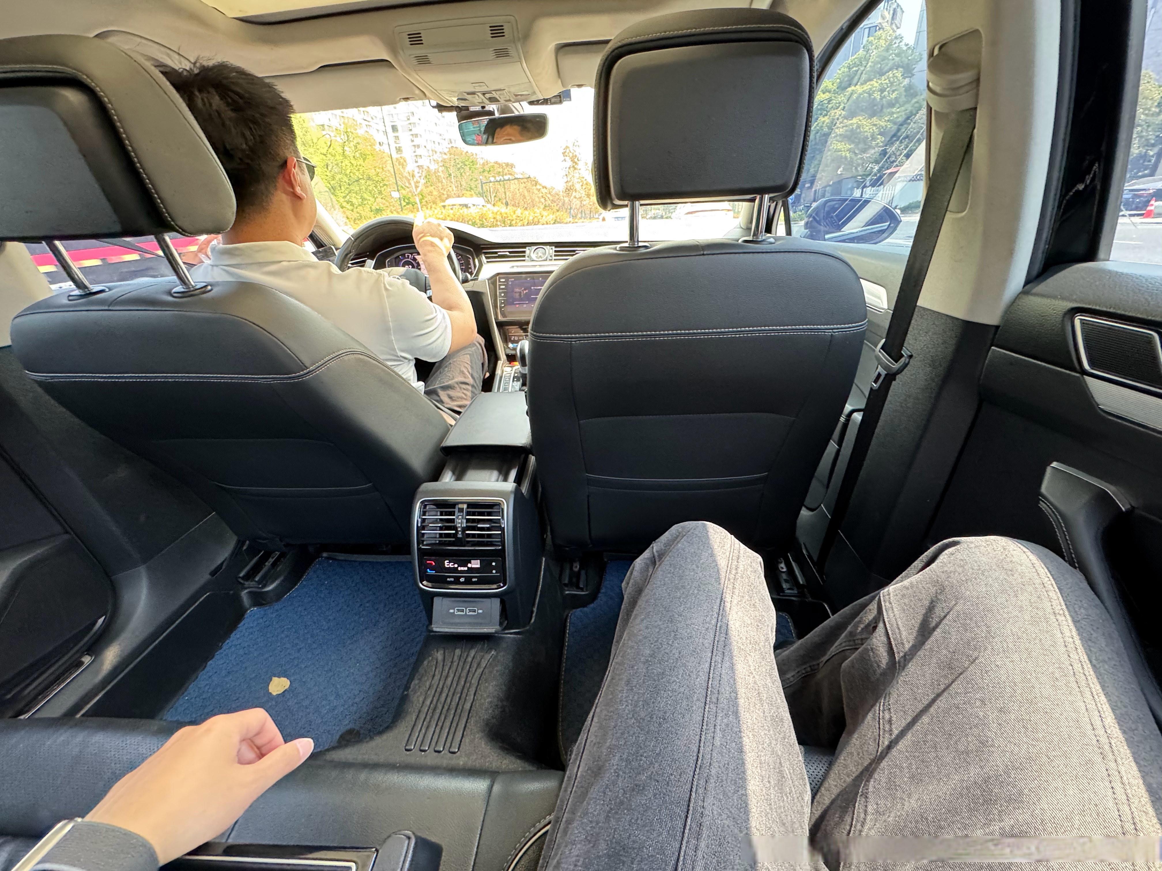 今天打车难得打到一辆燃油车 好久没有看到这么高耸的后排中央隆起了