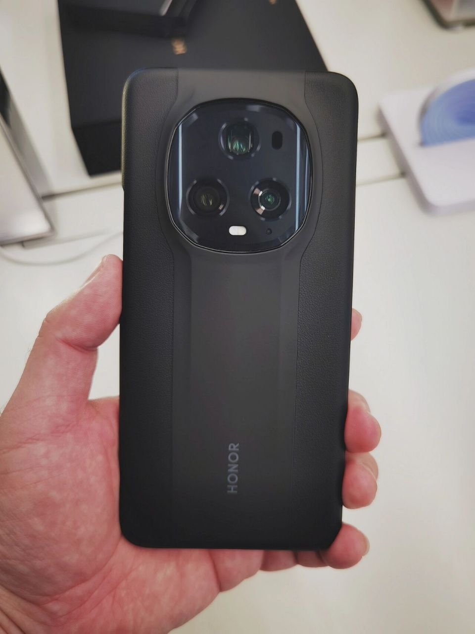 荣耀magic5至臻版带壳效果 看完发布会肯定要去线下体验的,本来至臻版